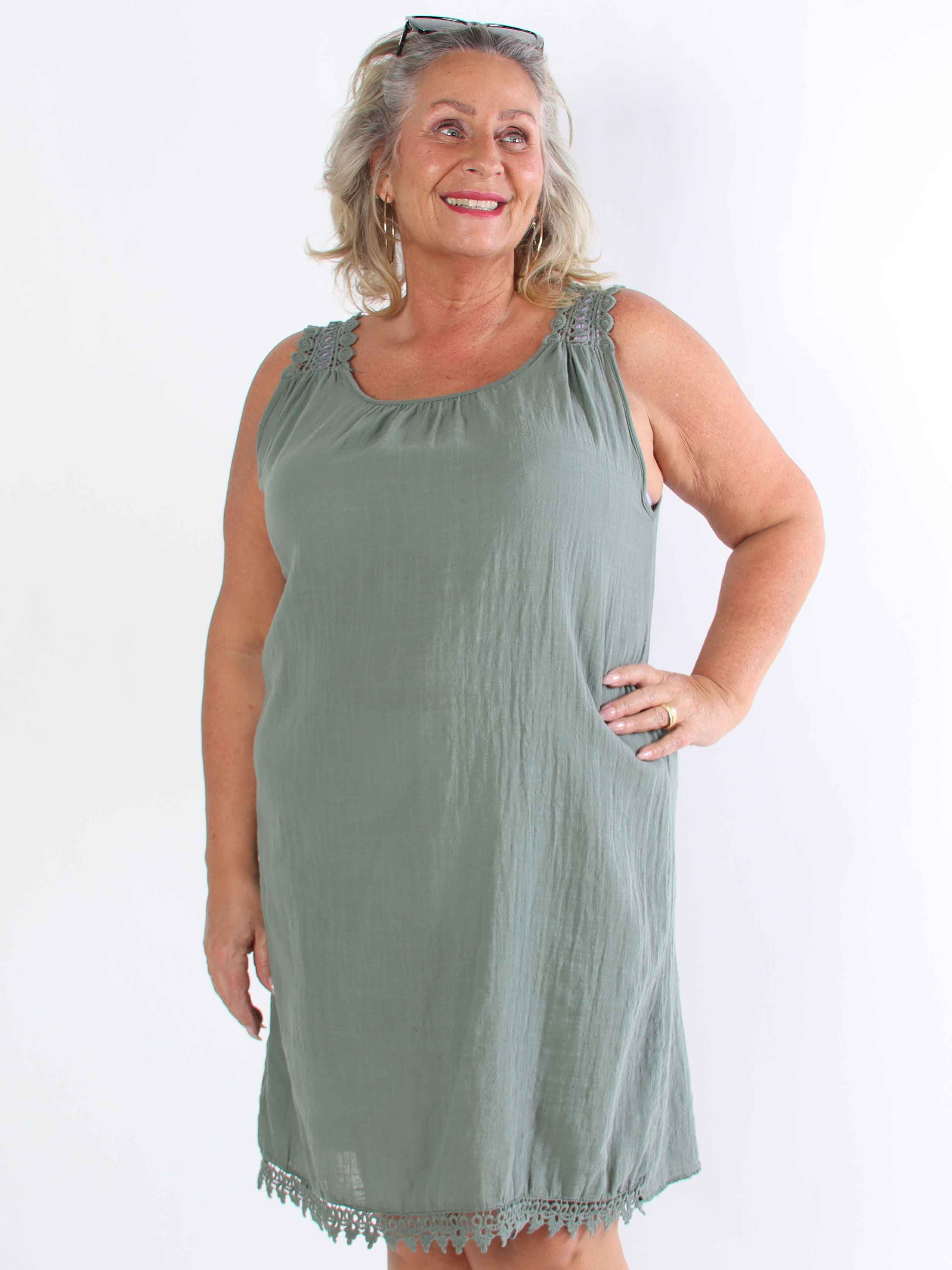 Zella - Söt bomullsklänning i plusstorlek med broderade band